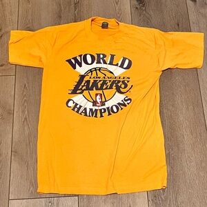 1985 VINTAGE 80s LOS ANGELES L.A. LAKERS WORLD CHAMPIONS T-SHIRT MEN SZ M